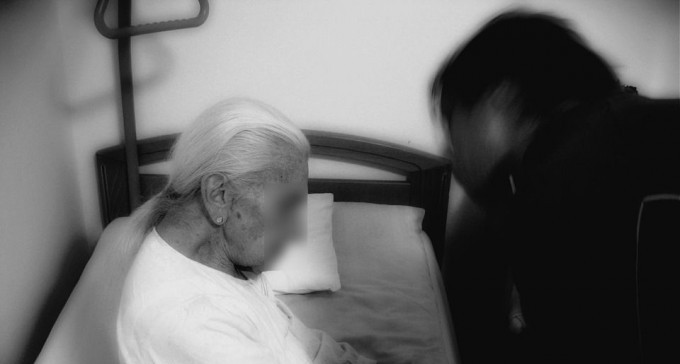 ביקשה אוכל מקשישה, אכלה לשובע ואז שדדה אותה