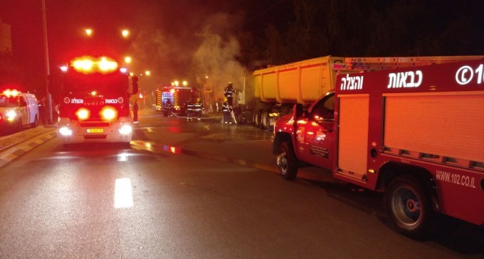 משאית עלתה באש מול מקיף ד'