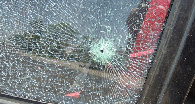 קטטה אלימה ברחוב השלום: גבר נפצע קשה, פצועים דיממו מפגיעת אבנים