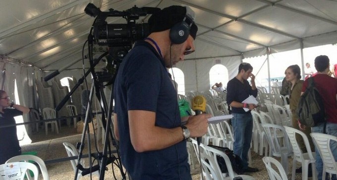 תורכיה זה כאן: עיתונאי כאן ב' עשה עבודתו - ו'הועלם' במעצר