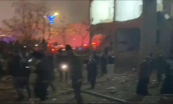 כוחות חירום פועלים בזירת נפילה בערד לאחר דיווחים על הרס ונזק במספר מוקדים בעיר