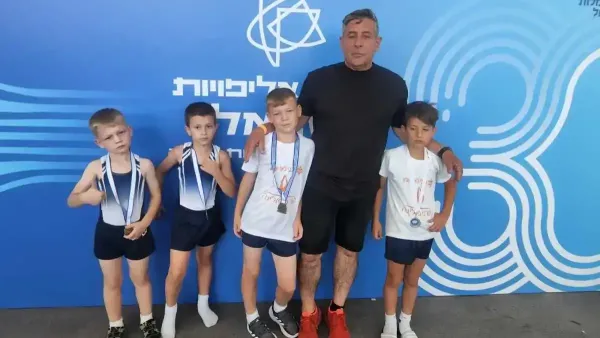  Юлиан Обимаикин и Юваль Нааман с медалями на пьедестале чемпионата Израиля по батутной гимнастике