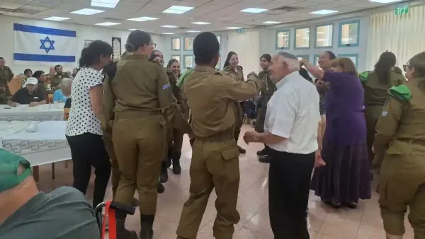 מפגש בין דורי בבאר שבע: חיילי גדנ''ע שדה בוקר התארחו במרכז יום השלום