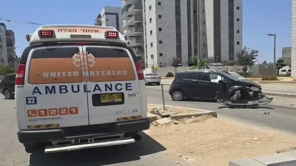 תאונה בנתיבות: פצועים בהתנגשות בין רכבים ברחוב אריאל שרון