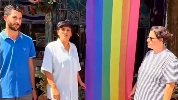 באר שבע מגיבה לשנאה: דגל גאווה ענק נתלה בשכונה ב' – ומועצת העיר גינתה את ההסתה (תיעוד)