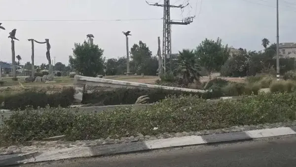 אסון נמנע בערד: קורת בטון במשקל 10 טון נפלה ממשאית – שני הולכי רגל ניצלו בנס (תיעוד)