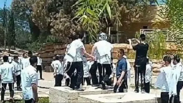 עלילת דם? חקירה בעקבות תמונת צעירים חרדים מחללים את קבר בן גוריון: ''אולי AI'' 