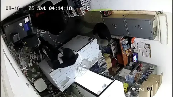 תיעוד מטורף: רעולי פנים שודדים תחנת דלק בירוחם - ונמלטים