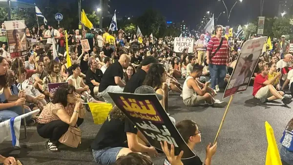 המחאה למען החטופים בדרום נמשכת: קריאות לעבר שר החינוך וחסימות כבישים בבאר שבע (תיעוד)