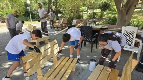 מתנדבי אדמה מכתשים שדרגו את מתחם המגורים לחיילים בודדים בקיבוץ