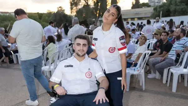 אוריאן מנתיבות, שנפצע בלחימה, חזר לראשונה למד''א - כדי להעניק סיכת מדריך לבת זוגו