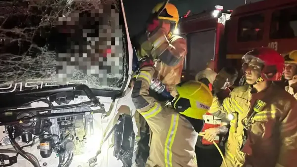 לכוד בתאונה קשה בין משאיות בכביש 6