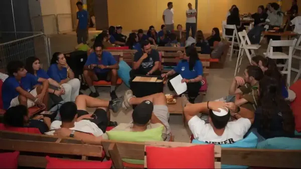 ניידת 'מחליפים מילה' יצאה למסע של הקשבה וחיבור בין בני נוער בדרום