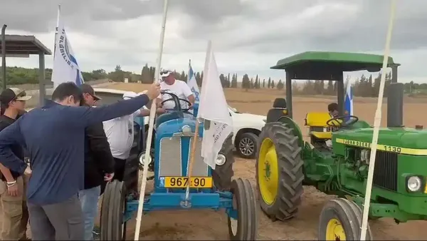 שיירת טרקטורים בעוטף עזה לציון ה-7.10: 'מקווים ללוות את החטופים השבים הביתה'