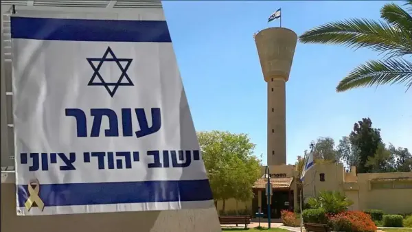 עומר רותחת: ויכוח חריף סביב דגלי ''עומר יישוב יהודי ציוני'' מציף מתחים ישנים ביישוב
