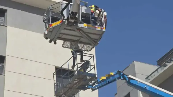 רגעים של חרדה בבאר שבע: עובדים נתקעו בבמת הרמה