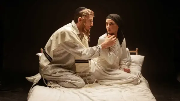 תיאטרון באר שבע מעלה את 'פינק ליידי' – דרמה אנושית על חיפוש זהות וחופש