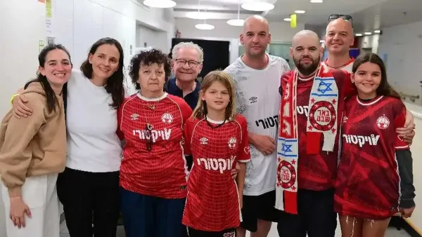 התרגשות בטרנר: משפחת הורן, ששני בניה שבו מהשבי, תהיה אורחת הכבוד במשחק הפועל באר שבע