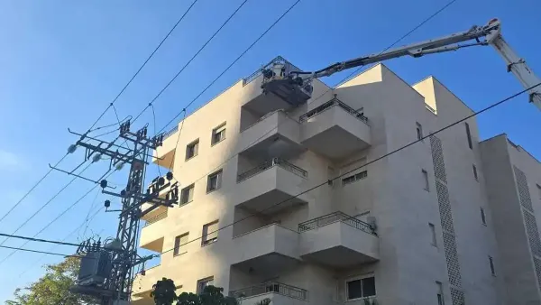 רגעי חרדה ברח' גולומב: חשה ברע במרפסת ביתה, חולצה במנוף