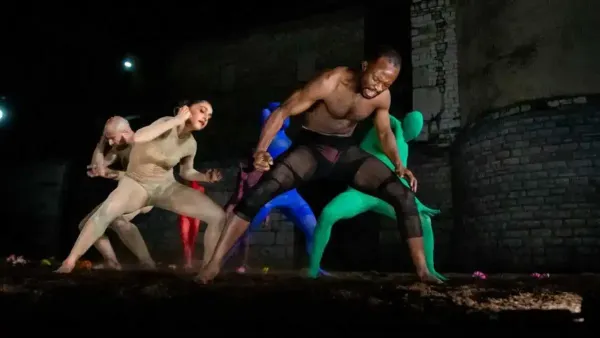 תמונה ריאליסטית של רקדן בתנועה דינמית על רקע תאורה דרמטית, המסמלת שינוי, התחדשות ועוצמה אמנותית.