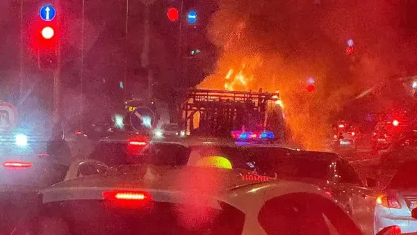 תאונה בכניסה לפארק ההיי-טק: רכב עולה באש (תיעוד)