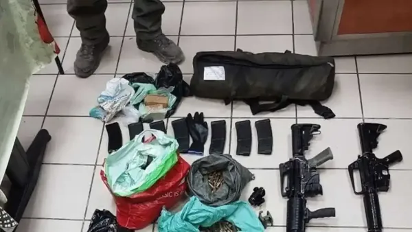 ניידות משטרה וכוחות משמר לאומי בסיור לילי באזור עומר בעקבות ירי כבד.