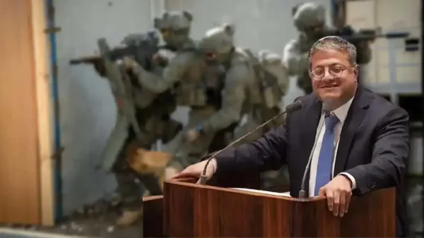 לוחמי יחידה מיוחדת של המשטרה פועלים בשטח מדברי בדרום, עם כלי רכב מבצעיים ונוכחות ביטחונית מוגברת.