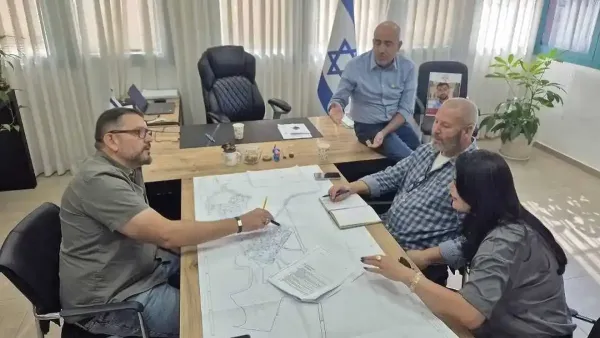 הדמיית שכונת מגורים חדשה במיתר, על רקע נופי היישוב, המיועדת לאנשי יחידת 8200 במסגרת מעבר צה''ל דרומה.