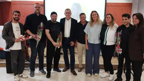 סטודנטים ומסגל האוניברסיטה בטקס חלוקת מלגות לזכר גילי אדר בבאר שבע.