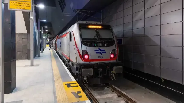 נוסעים בתחנת רכבת סבידור מרכז בזמן עומס על רקע שינויים בתנועת הרכבות