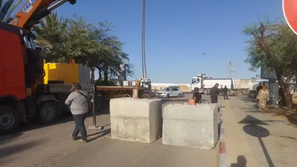 בטונדות משטרתיות מוצבות בכניסה ליישוב בדואי בנגב