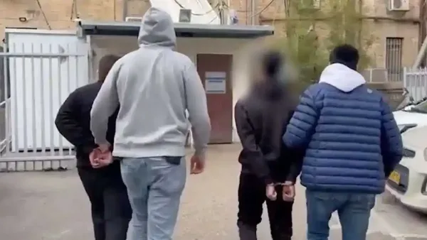 שלושה גברים הורשעו בעבירות מין בקטינה בת 14 במלון בדרום