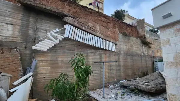 מחיצת בטון כבדה קרסה בשכונת רמות בגלל הגשמים, המשפחה ניצלה בנס