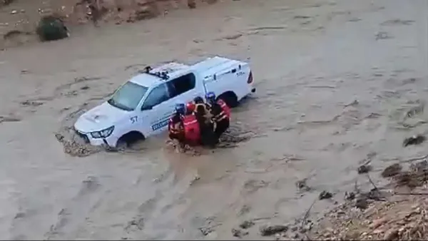 שטפונות בדרום: נחל באר שבע עלה על גדותיו, נוסעים חולצו מכלי רכב שנסחפו (תיעוד)