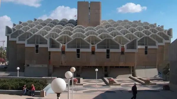 בניין אוניברסיטת בן גוריון בנגב עם שילוט הפקולטה למדעי המחשב והמידע החדשה, המסמלת את קפיצת המדרגה הטכנולוגית של האוניברסיטה.