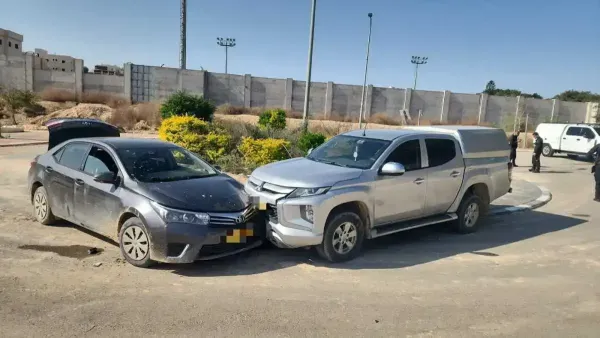 ניידת משטרה עם אורות כחולים דולקים בלילה, כשסביבה זירת מרדף בכביש בנגב.