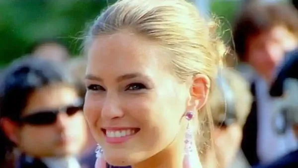 תמונת ארכיון של בר רפאלי מחייכת לעבר המצלמה, על רקע קיר בהיר.