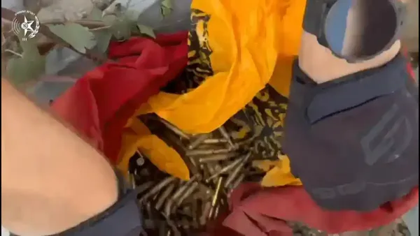 שקיות כוורת פתוחות ובהן אלפי קליעים צבאיים מפוזרים על הקרקע, כששוטרים וציוד זיהוי פלילי פועלים בזירה בנגב.