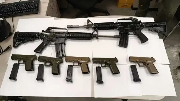 מצבור נשק צבאי שנתפס ליד בסיס בדרום: רובה M16, מחסניות וציוד לחימה מונחים על הקרקע לאחר חשיפה מקרית בידי נער.