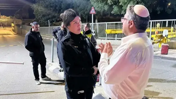 השר איתמר בן גביר עומד לצד כוחות משטרה במהלך סיור לילי בדרום, כשהוא צופה בפריסת הכוחות ובמחסומים במסגרת מבצע 'סדר חדש'.