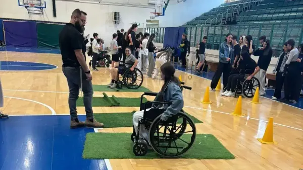 תלמידי שכבת ח' בתיכון רגר משתתפים בתחנות פעילות המדמות מוגבלויות במסגרת 'המרוץ לשוויון', בהובלת מדריכי עמותת שמחה לילד.