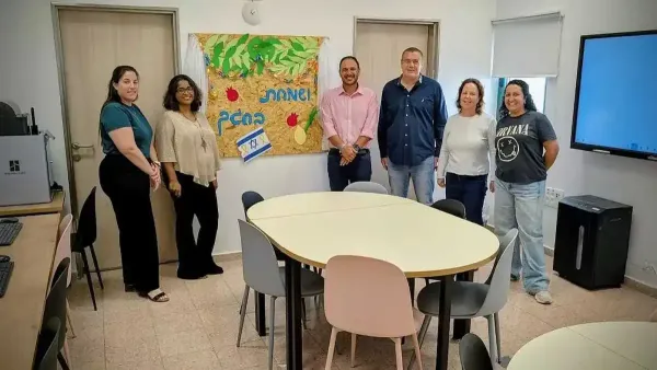 ארבעה משתתפים עומדים בכיתה המחודשת בסורוקה: שחר וייס, עמר גבעתי, ד