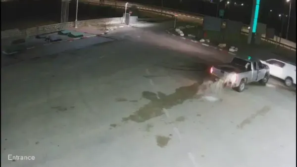 תיעוד ממצלמות אבטחה בתחנת הדלק להבים: רכב חשודים חונה סמוך למשאבה בזמן שאיבת דלק בלתי חוקית בשעות הלילה.