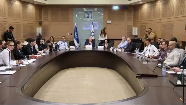 דיון בוועדת הכלכלה בכנסת בנושא מטבעות דיגיטליים והייטק, חברי כנסת וגורמי מקצוע יושבים סביב השולחן במהלך הדיון.