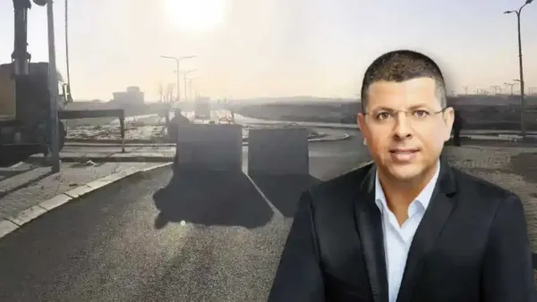 בטונדות בטון שחוסמות את הכניסה ליישוב בדואי בנגב, כשמכוניות עוברות בנתיב צר שמותיר מעבר חלקי בלבד