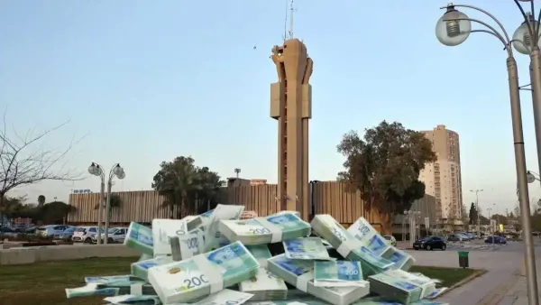 מבנה עיריית באר שבע על רקע קהל ותנועת כלי רכב במרכז העיר, כסמל להכנות לאישור תקציב העיר לשנת 2026