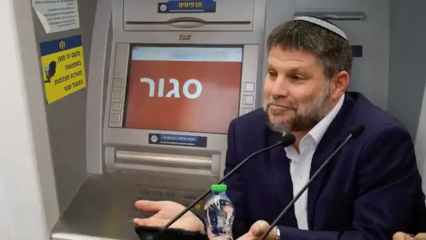 רחוב מסחרי בבאר שבע עם חנויות סגורות ושלטי להשכרה, תושבים עוברים ברגל ומכוניות חולפות ברקע, אווירה של לחץ כלכלי בפריפריה הדרומית.