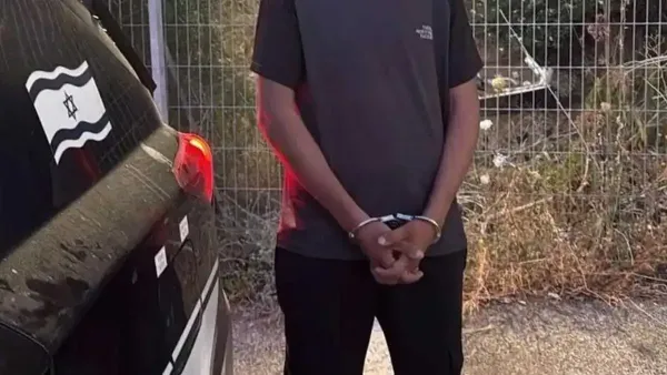 בניין בית המשפט המחוזי בבאר שבע בשעות היום, עם אנשים הנכנסים ויוצאים מהמבנה.