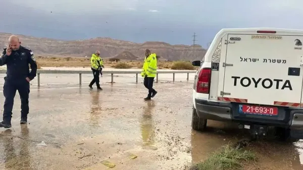 זרימת מים חזקה ונחלפת מהשטחים הפתוחים לכיוון עומר במהלך אירוע ההצפה ב־25 בנובמבר.