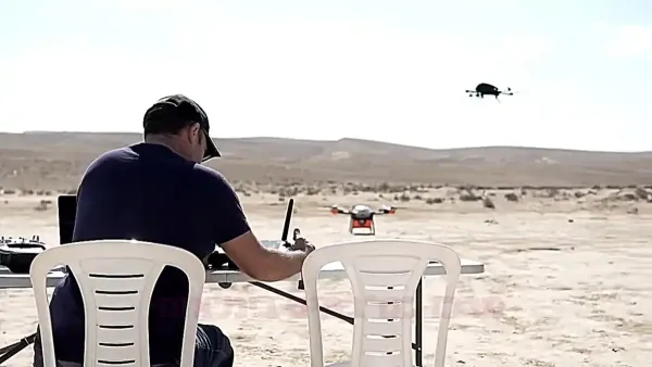 נילי אהרון, ראש מועצת ירוחם, מציגה את תוכניות הפיתוח בתחום הכטב״מים והחדשנות בעיר במהלך כנס מקצועי.